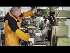 Wandmontage-machine voor het overbrengen en snijden van papier